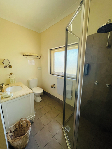 Bathroom 4, Villa Provence, Cessnock