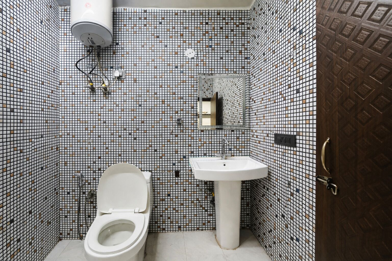 Bathroom 2, Roomshala Poonam Villa - Fortis Hospital, Delhi