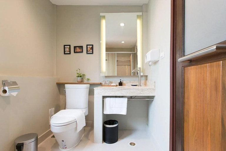 Bathroom 3, Prince Theatre Heritage Stay Hostel - Silom, Bang Rak
