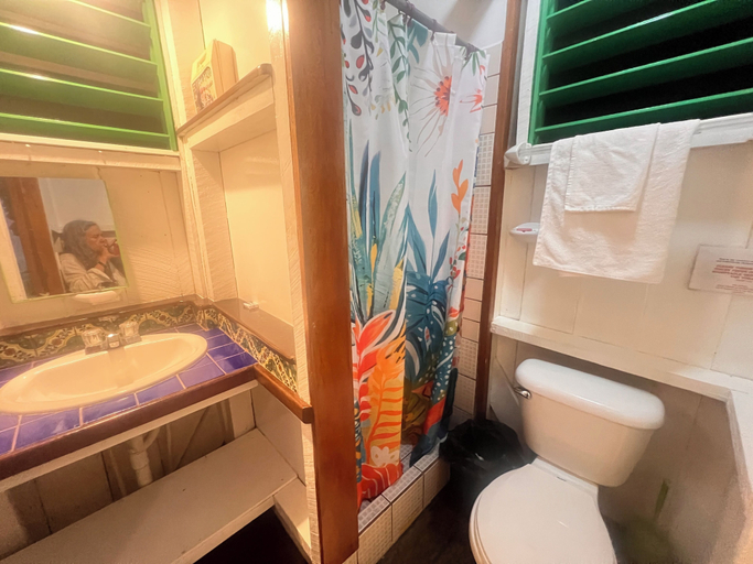Bathroom 2, Treetop Beachfront Cabana