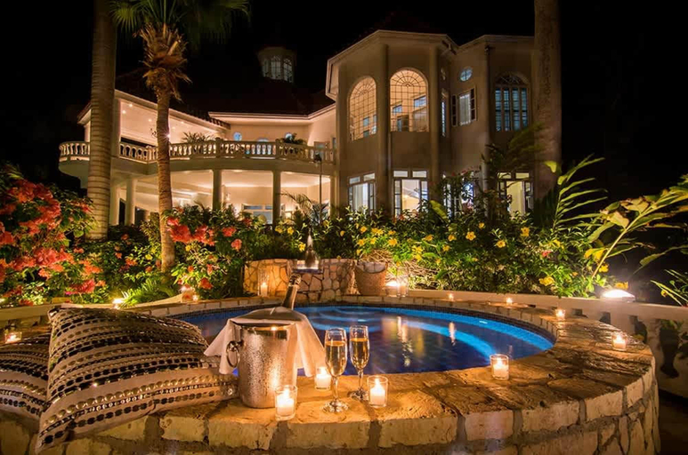 Room 2, Sprawling 7BR Villa Overlooking the Sea Pool Hot Tub Resort Access