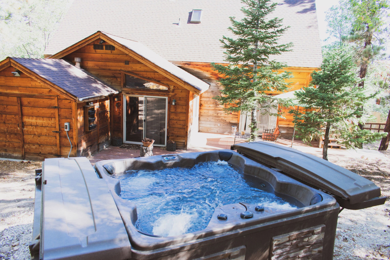 Outdoor spa tub, Knickerbocker Mansion and Estates, San Bernardino