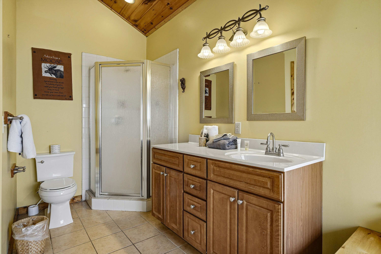 Room 5, 5BR Cabin w Yard Office Hot Tub Firepit, Sevier