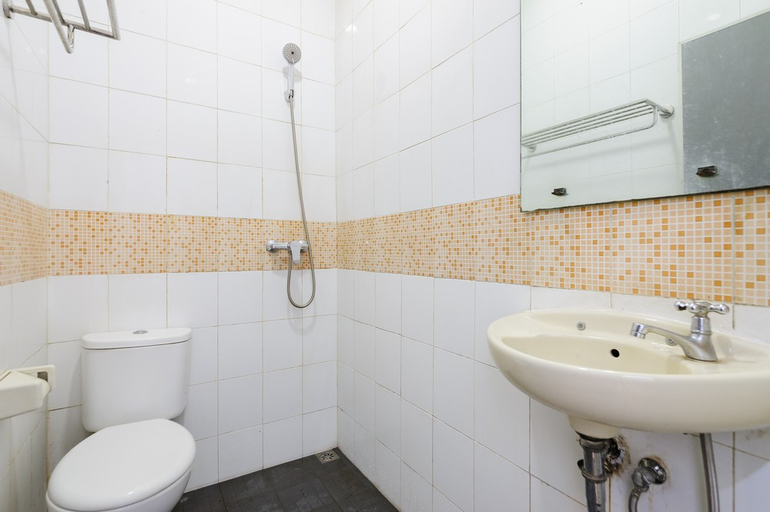 Bathroom 4, RedDoorz Plus @ Danau Sunter Utara, North Jakarta