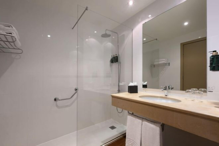 Bathroom, Melia Lisboa Oriente Hotel, Lisbon