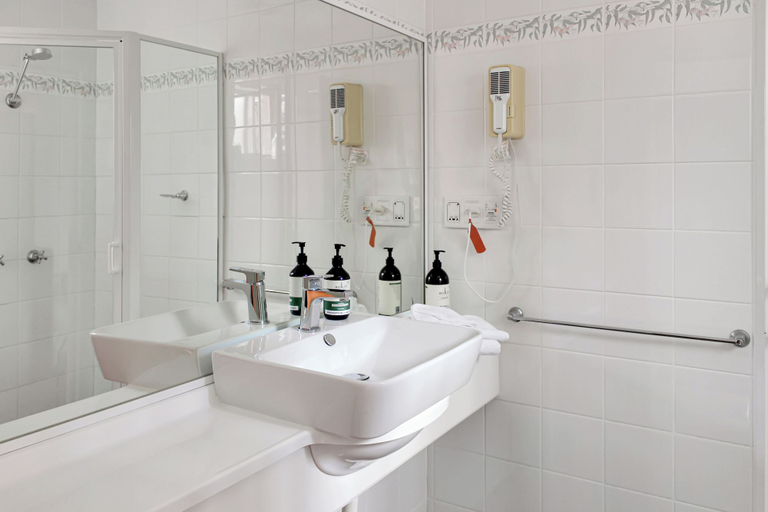 Bathroom 5, Jamberoo Pub & Saleyard Motel, Kiama