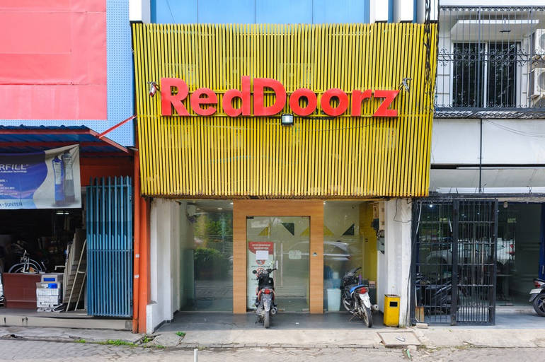 Exterior & Views 2, RedDoorz Plus @ Danau Sunter Utara, Jakarta Utara