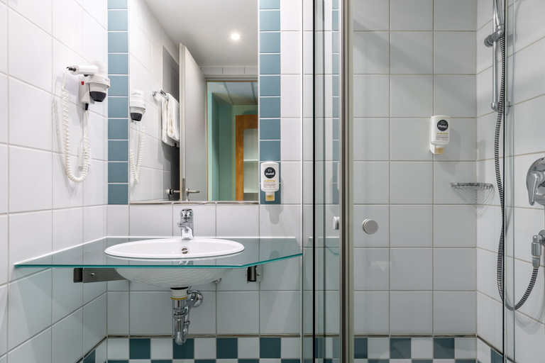 Bathroom 5, Raststättenhotel Fränkische Schweiz, Bayreuth
