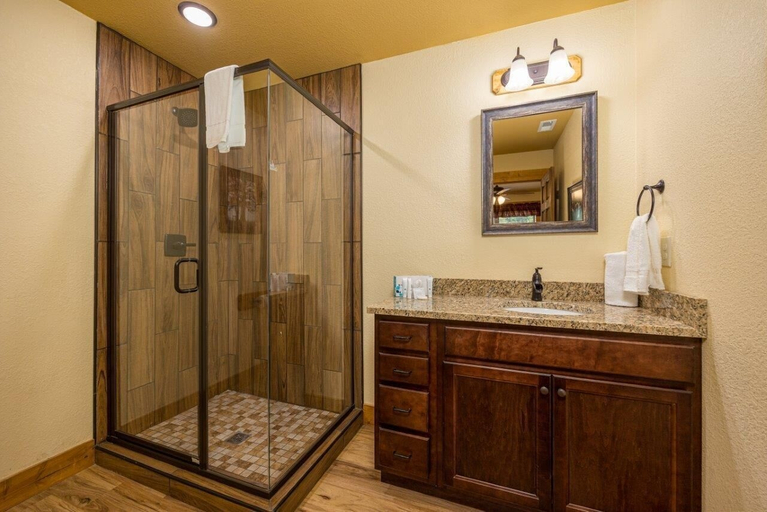 Bathroom 3, Almost Heaven, Sevier