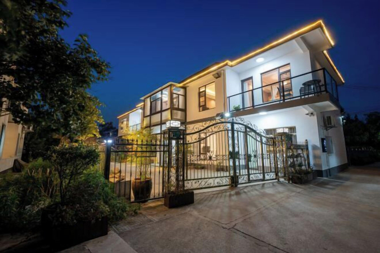 Exterior & Views