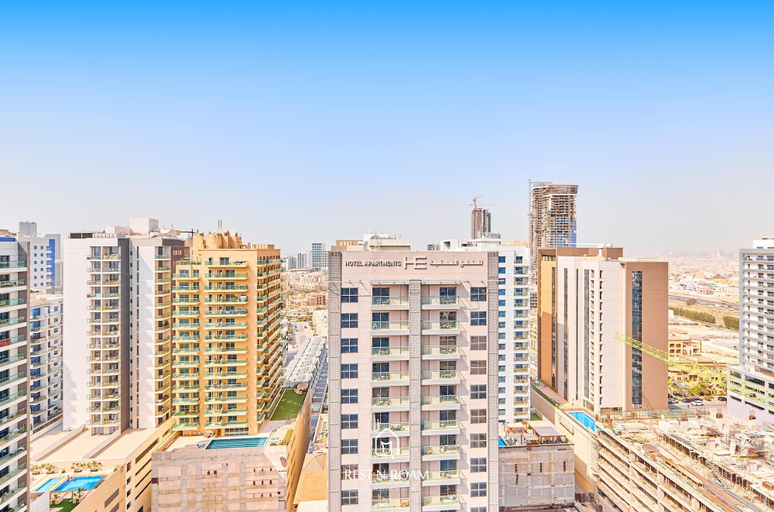 Room 4, Upscale 1BR With Jacuzzi Prime Location in JVC, Dubai