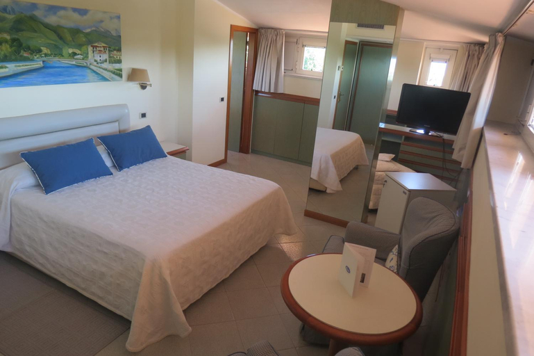 Bedroom 3, Hotel Eden, Massa Carrara