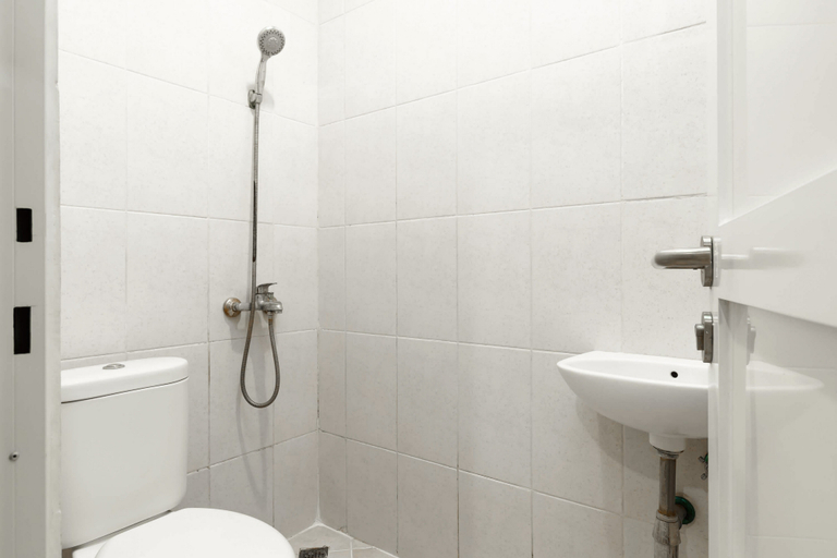Bathroom 4, RedDoorz Syariah Plus near Pancoran 2, South Jakarta