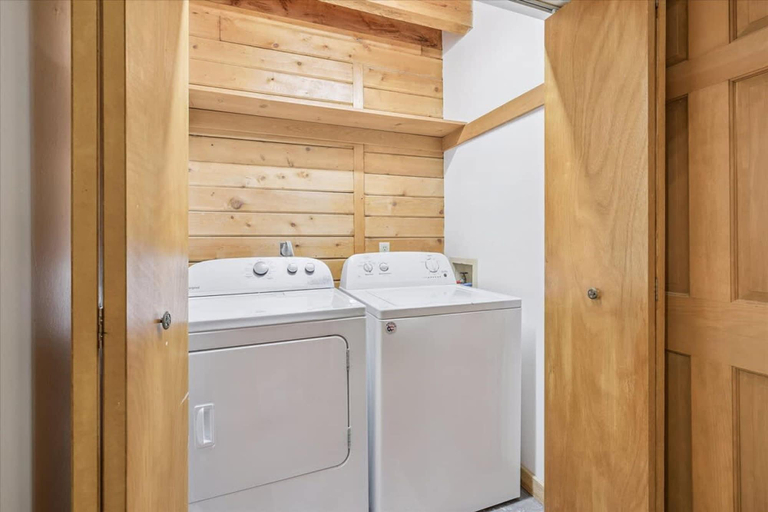 Room 5, Cozy Timbers Cabin by Beyond Expectations With Hot Tub, Sevier