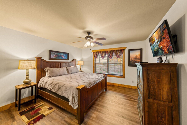 Bedroom 2, Splash Mansion, Sevier
