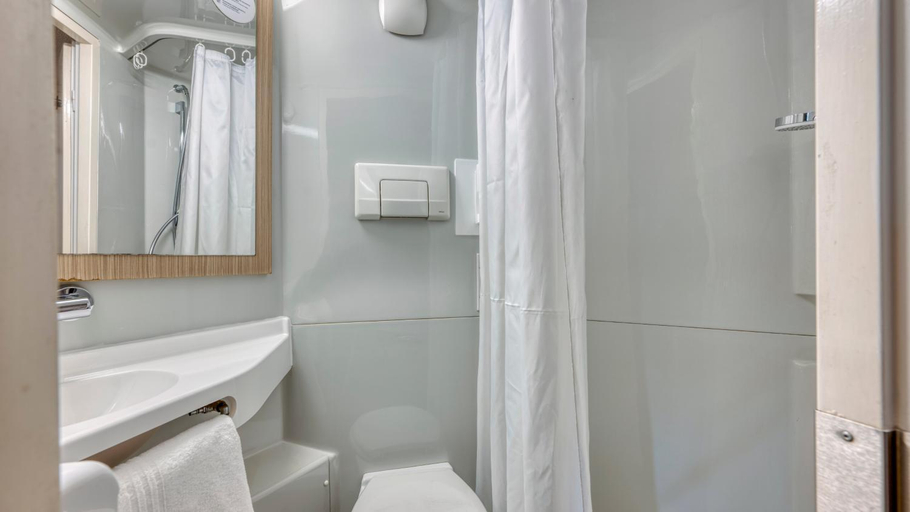 Bathroom 3, Premiere Classe Bordeaux Sud - Villenave d'Ornon, Gironde