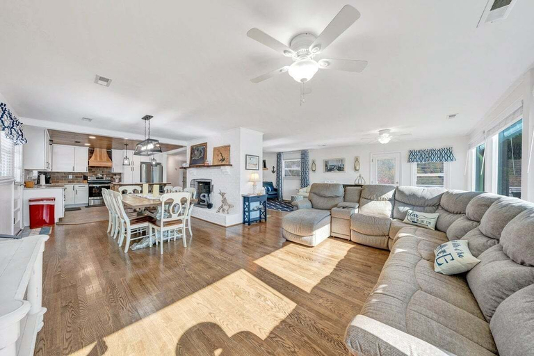 Living area 2, Paradise Point - Lakefront Home With Private Dock!, Bedford