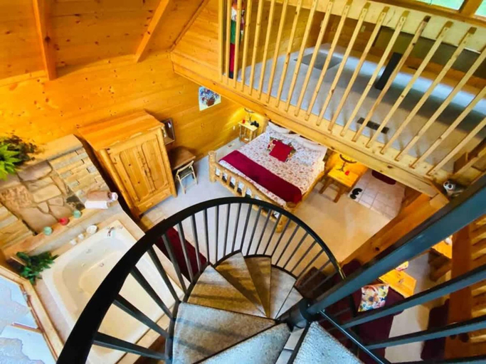 Room 3, Snuggle Bug by Beyond Expectations With Hot Tub, Sevier