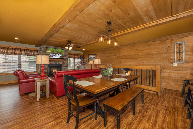Food & Drinks, Moonshine Manor, Sevier