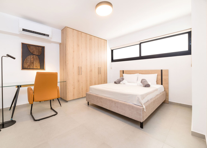 Room 3, Finikoudes Marina View 102, Larnaca