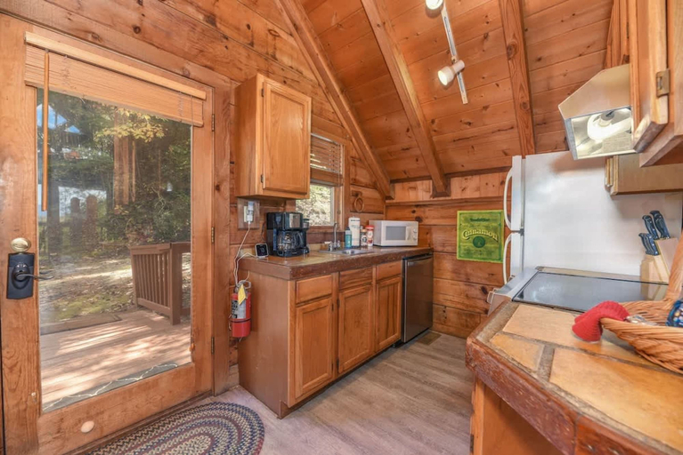 Room 1, Cute Studio Cabin Views Private Hot Tub Relax, Sevier