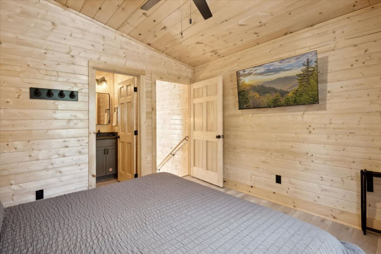 Room 2, Green Black Bear Cabins by Beyond Expectations, Sevier