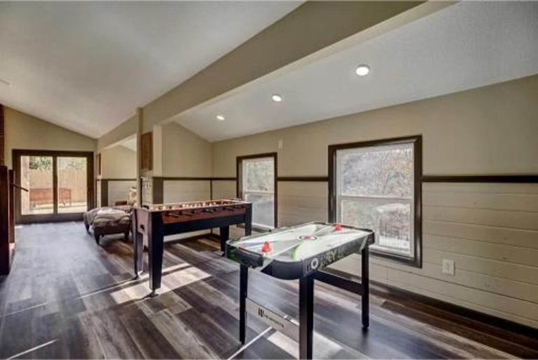 Room 3, Emmas Rare Find by Beyond Expectations Cabin With Hot Tub, Sevier