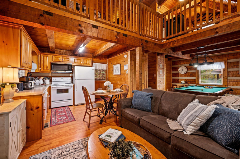 Room 5, Hot Tub View Pool Table Fireplace Honeymoon, Sevier