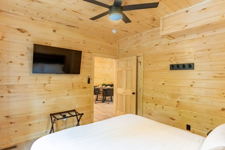 Room 4, Green Bear Cabin by Beyond Expectations With Hot Tub, Sevier