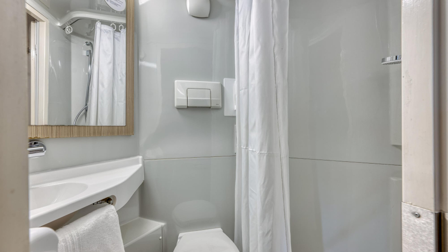 Bathroom 5, Premiere Classe Lyon Est - Aéroport Saint Exupéry, Rhône
