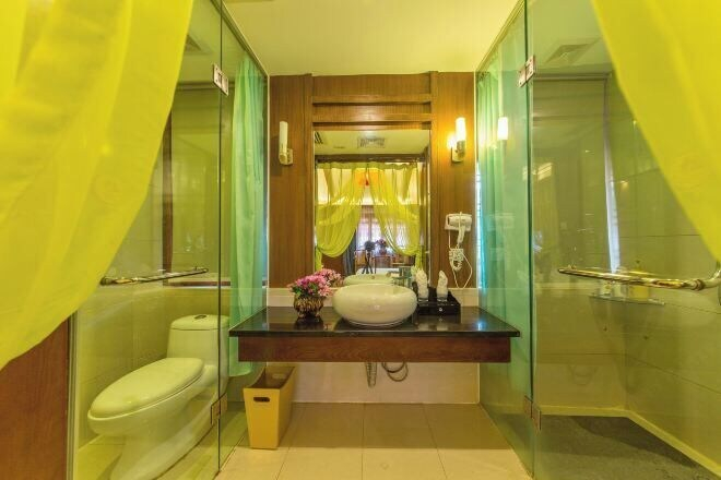 Bathroom 3, Mu Shi Yuan Inn, Lijiang