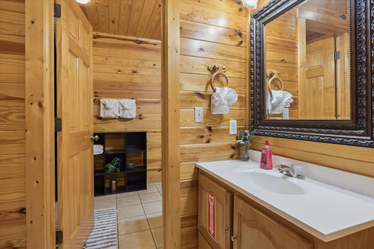 Room 5, KunTree Cabin by Beyond Expectations w Hot Tub, Sevier