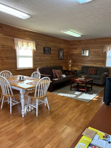 Room 5, Patoka 4 Seasons, Crawford