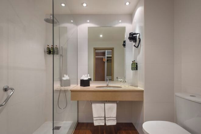 Bathroom 3, Melia Lisboa Oriente Hotel, Lisbon