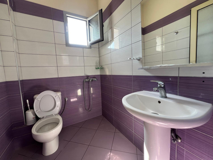 Bathroom 2, Hotel Prinos, Vlorës