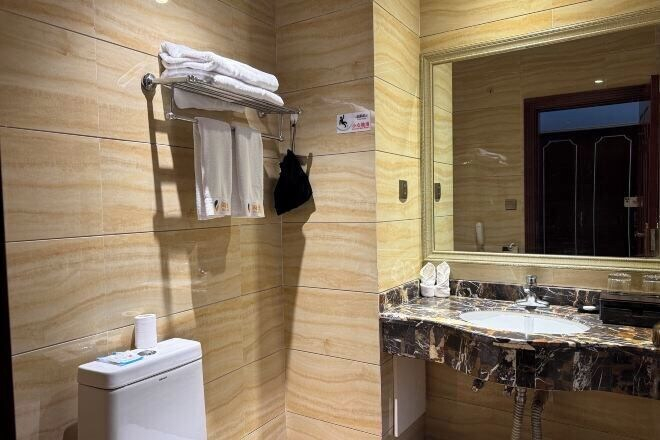 Bathroom 4, Huquan Bund Hotel, Honghe Hani and Yi