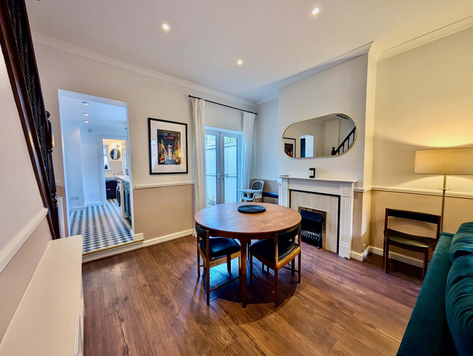 Room 4, Charming Two-bedroom Home in London, London