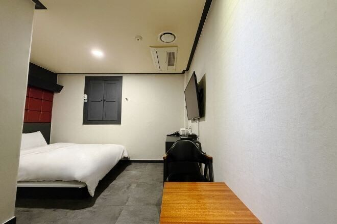 Bedroom 4, Carlton Hotel, Nam