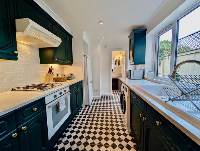 Room 5, Charming Two-bedroom Home in London, London