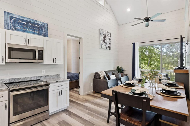 Room 2, Smoky Shores Lakeview Cabin by Beyond Expectations, Jefferson