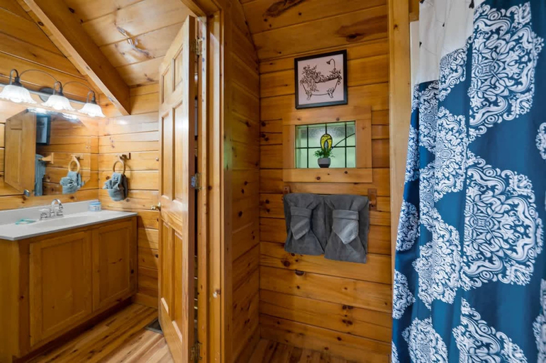 Room 2, Private Studio Log Cabin Hot Tub Fireplace Relax, Sevier