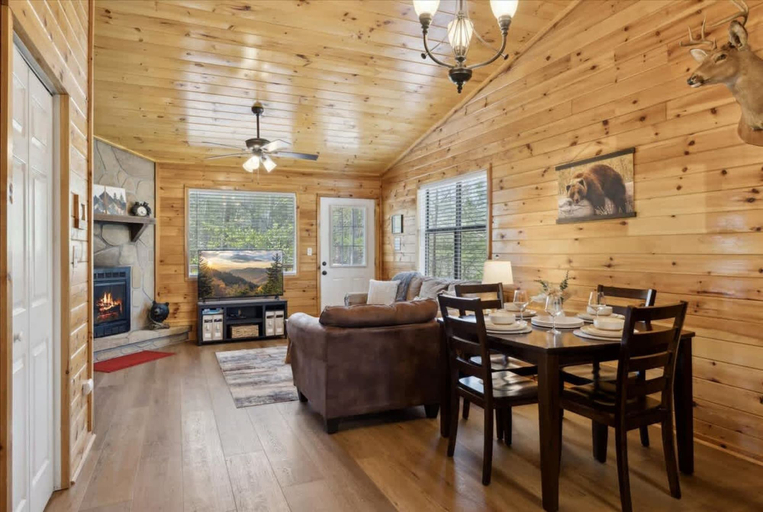 Room 5, A Dream Romance Cabin by Beyond Expectations With Hot Tub, Sevier