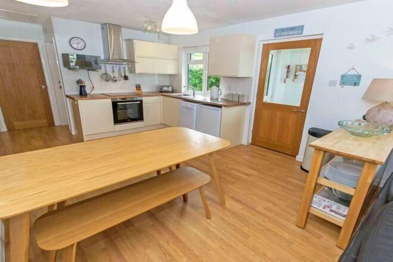 Room 5, Swallows Beach Chalet Sleeps 6 Walk to the Beach, Devon