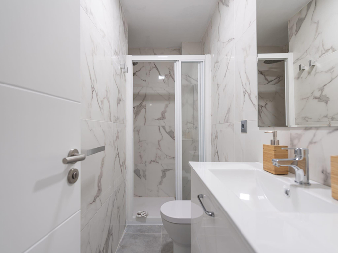 Bathroom 3, Apartment by Playa de Las Canteras Beach, Las Palmas