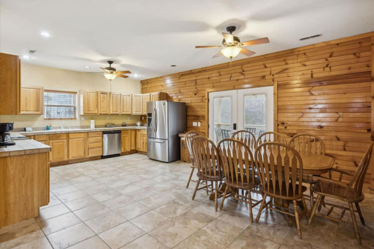 Room 1, Hawks Nest Cabin by Beyond Expectations With Hot Tub, Sevier