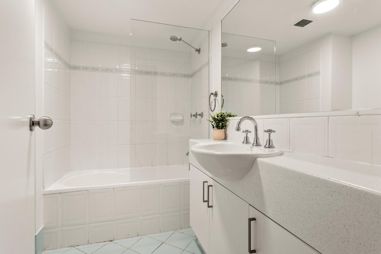 Bathroom 1, Kirra Palms Holiday Apartments, Gold Coast