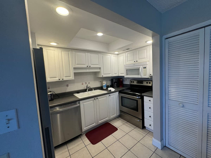 Room 5, Beach Pool Open Beachfront View All Rooms Chairs Wifi, Sarasota