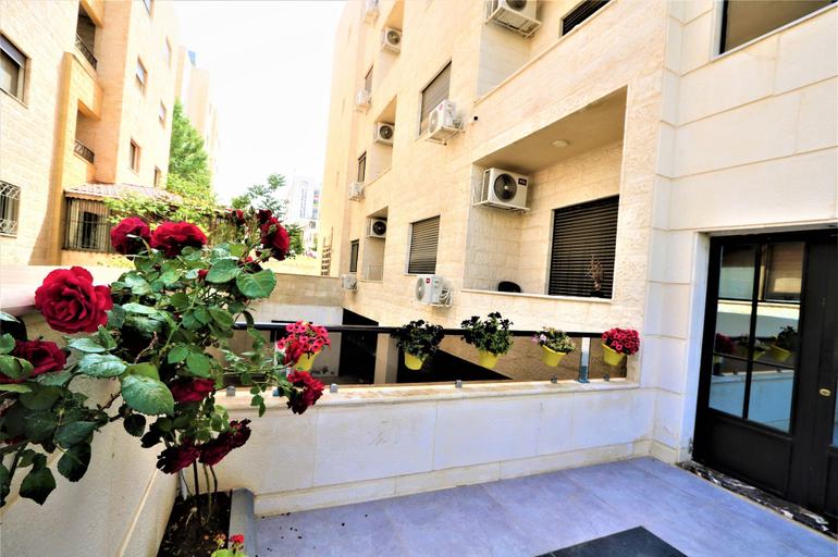 Property grounds 4, 7th Circle Diamnod, Amman