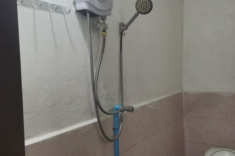 Bathroom 3, V V Guesthouse, Vangvieng
