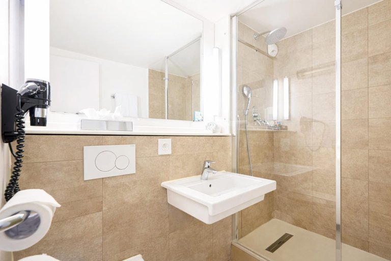 Bathroom 4, Kyriad Bordeaux - Mérignac Aéroport, Gironde